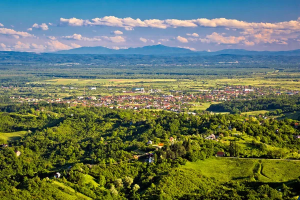 Stad van Jastrebarsko en Zumberak wijngaard regio — Stockfoto
