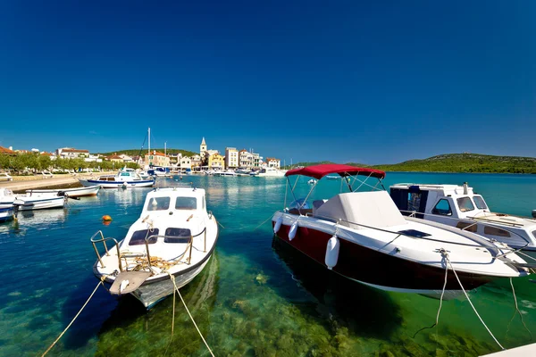 Città di Pirovac colorata vista sul lungomare — Foto Stock