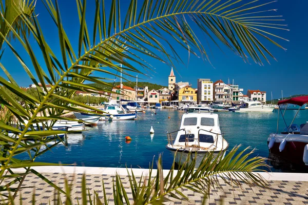 Cidade de Pirovac costa idílica e arquitetura — Fotografia de Stock