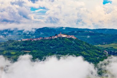 Motovun kasaba bulutlar görünümündeki