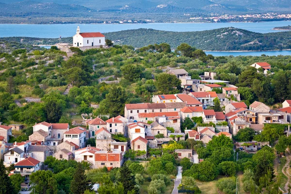 Island of Murter village and hill church — Stock Photo, Image