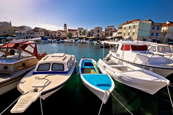 Stad van Vodice toeristische waterkant weergave — Stockfoto