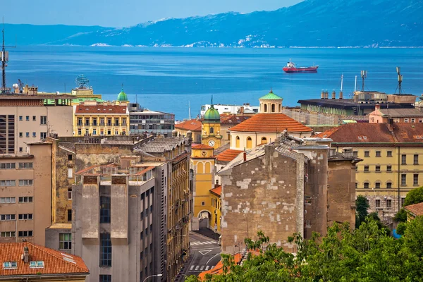 Cidade de Rijeka vista para a orla — Fotografia de Stock