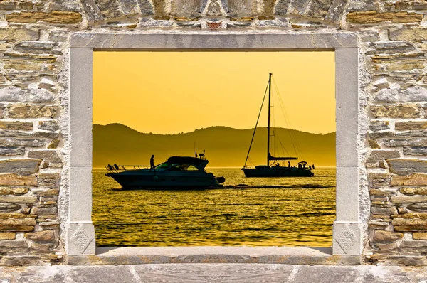 Coucher de soleil voile et voile à travers la porte murale en pierre — Photo