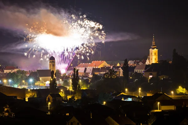 Ville de Krizevci feux d'artifice vue du soir — Photo