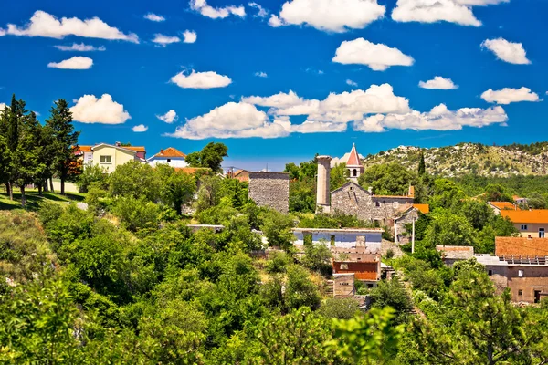 Ciudad de Drnis antigua iglesia y minarete — Foto de Stock