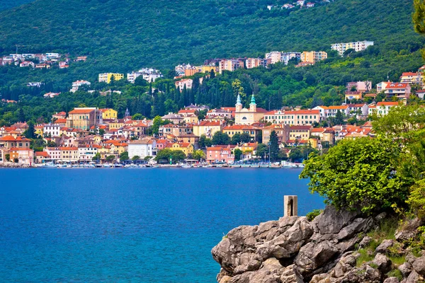 Cidade costeira de Volosko na baía de Kvarner — Fotografia de Stock