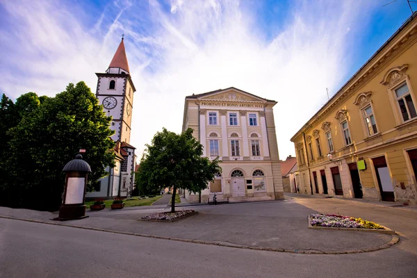 Staden av Varazdin kyrkan och torget — Stockfoto
