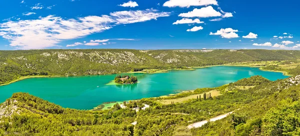 Krka folyó nemzeti park panoráma a Visovac szigeten kolostor — Stock Fotó