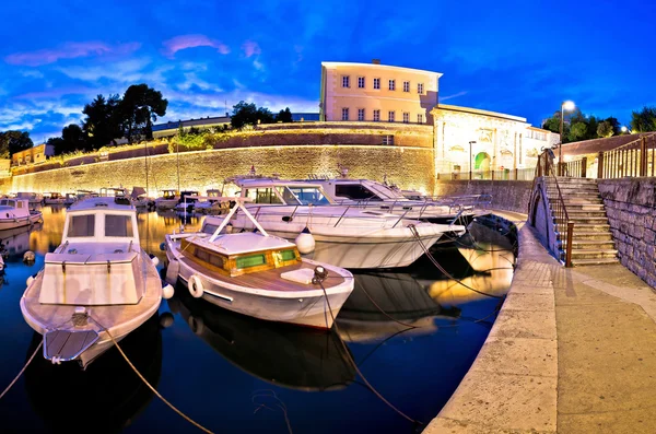 Murs de la ville de Zadar et panorama nocturne du port de Fosa — Photo