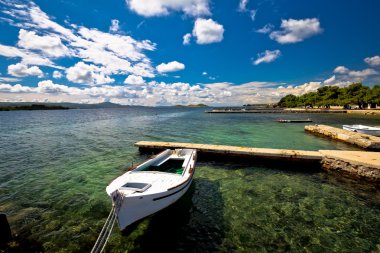 Biograd na moru plaj ve sahil görünümü