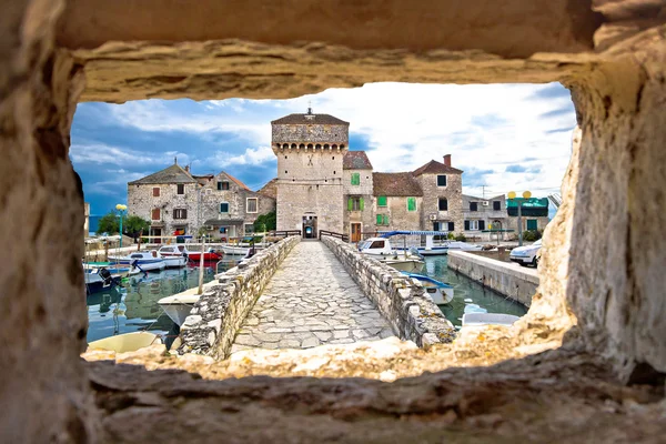 Kastel Gomilica via stenen venster weergave — Stockfoto