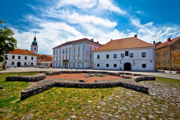 Kościół miasto Karlovac i widokiem na plac — Zdjęcie stockowe