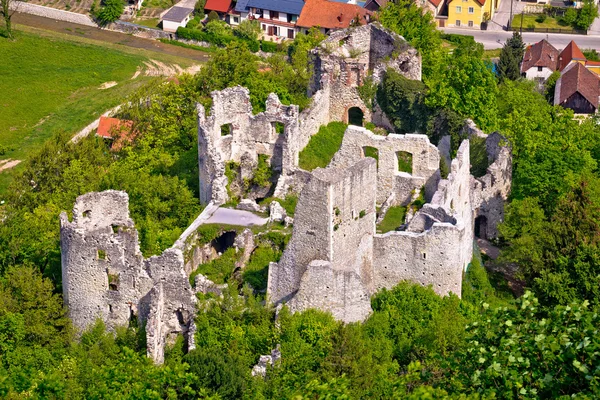 Ruiny twierdzy Samobor i widok z lotu ptaka krajobraz — Zdjęcie stockowe