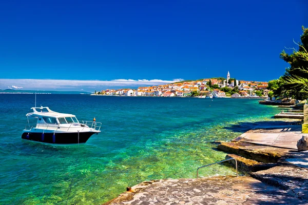 Kali plaj ve turkuaz deniz tekne — Stok fotoğraf