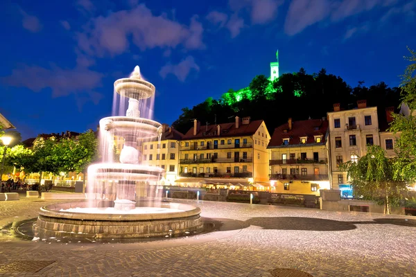 Ljubljana fontän och kvällen slottsutsikt — Stockfoto