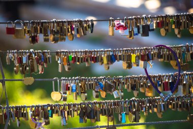 Aşk zincirleri Ljubljanica Nehri köprüsü üzerinde
