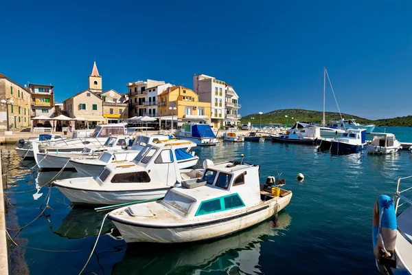 Pirovac Boote und Hafenblick — Stockfoto