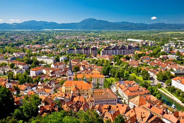 Luchtfoto van de stad van Ljubljana en bergen — Stockfoto