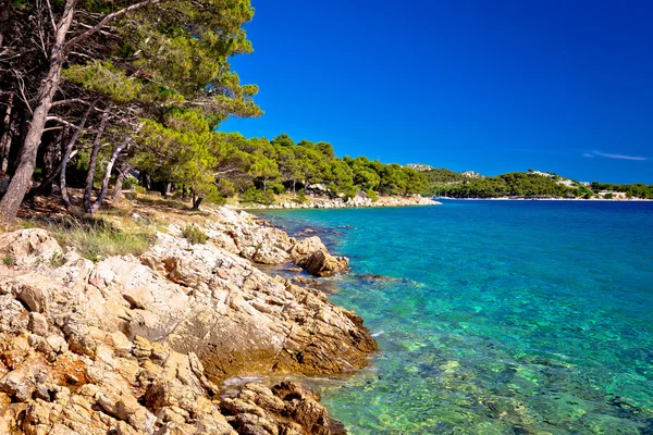Turquoise zee en natuursteen strand weergeven — Stockfoto
