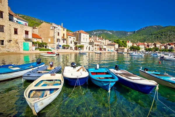 Komiza am türkisfarbenen Ufer der Insel — Stockfoto