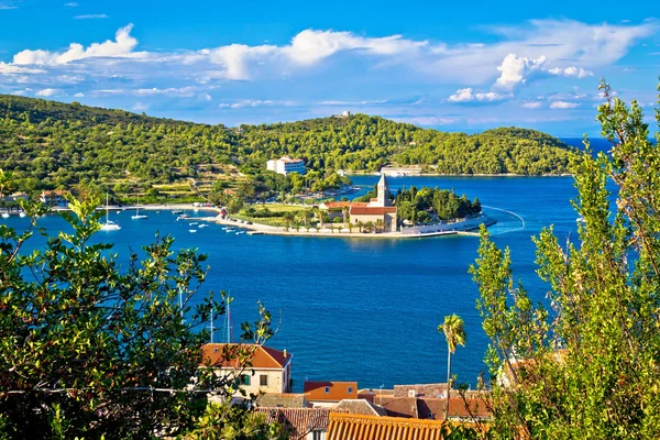 Bay of Vis church and waterfront view — Stock Photo, Image