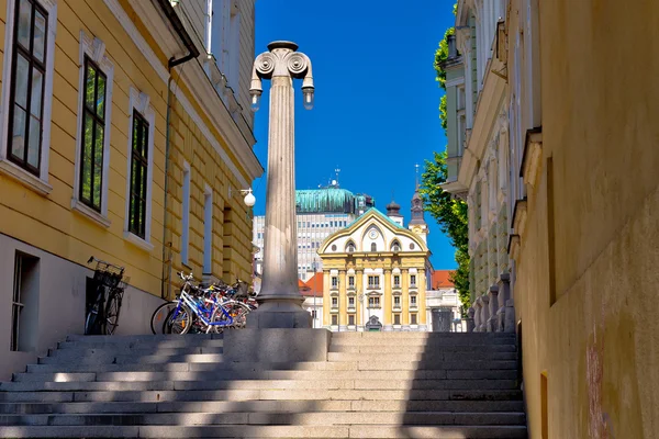 Arquitetura de Liubliana e Igreja da Santíssima Trindade — Fotografia de Stock