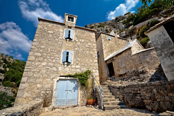 Pustinja Blaca hermitage in Brac eiland canyon — Stockfoto