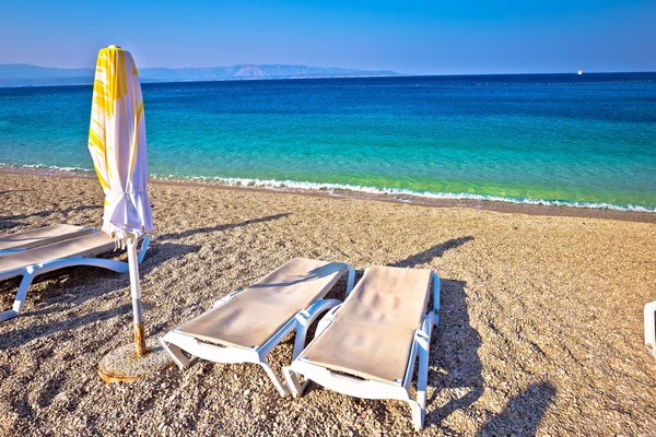 田园诗般的绿松石海滩阳伞、 躺椅 — 图库照片