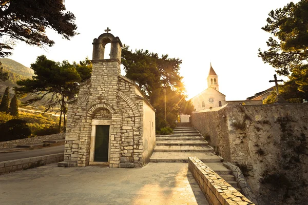 Pedra chappel e igreja em Bol — Fotografia de Stock