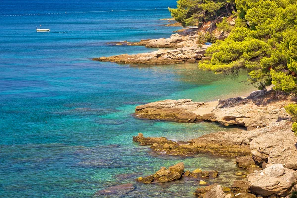 Turquoise stenen strand van Brac eiland — Stockfoto