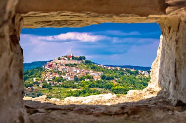 Motovun kasaba pictoresque hill Istria üzerinde