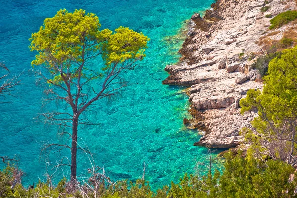 Turquoise stenen strand van Brac eiland — Stockfoto