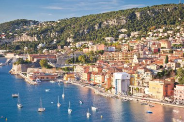 Fransız Rivierası. Villefranche sur Mer mimarisi ve kıyı şeridi manzarası, Franc Alpes-Maritimes bölgesi