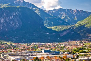 Güney Tyrol bölgesindeki Riva del Garda ve İtalyan Alpleri 'nin panoramik görüntüsü, İtal