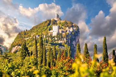 Arco Kalesi, Garda Gölü üzerindeki kayalıklarda, Trentino Alto Adige bölgesi İtal 'de harabe haline geldi.