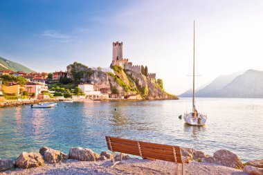 Malcesine Şatosu ve plaj manzarası, İtalya 'nın Veneto bölgesi, Lago di Gard