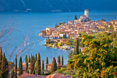 Malcesine kasabası Lago di Garda tarihi gökyüzü manzaralı, Veneto bölgesi İtal