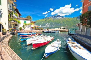 Limon Konsolosu Garda 'daki Idyllic limanı, Kuzey İtalya, Garda Gölü kasabası.