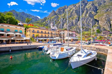 Limon Konsolosu Garda 'daki Idyllic limanı, Kuzey İtalya, Garda Gölü kasabası.