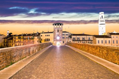 Ponte Pietra köprüsü ve Verona rıhtım mimarisi günbatımı manzarası, İtalya 'nın Veneto bölgesi