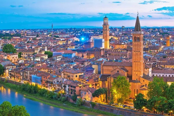 Verona Tornyok Háztetők Hajnalban Kilátás Dombról Turisztikai Célpont Veneto Régióban — Stock Fotó