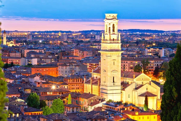 Verono Věže Střechy Večerní Pohled Historickém Městě Verona Turistické Destinace — Stock fotografie
