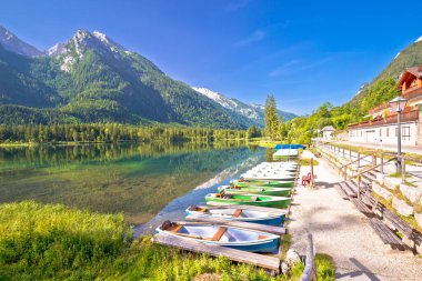 Berchtesgaden Alp manzaralı Hintersee Gölü 'ndeki renkli tekneler, Alman bölgesinin Bavyera bölgesi.