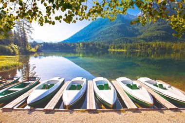 Berchtesgaden Alp manzaralı Hintersee Gölü 'ndeki renkli tekneler, Alman bölgesinin Bavyera bölgesi.