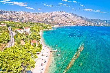 Orebiç hava manzaralı uzun çakıl taşı turkuaz plajı, Hırvatistan 'ın güney Dalmaçya bölgesinde Peljesac yarımadası