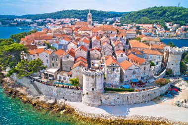 Korcula adası. Tarihsel Korcula kasabası hava manzarası, güney Hırvatistan takımadasındaki ada