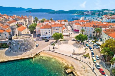 Korcula adası. Korcula 'nın tarihi deniz manzaralı kenti, güney Hırvatistan takımadasındaki ada