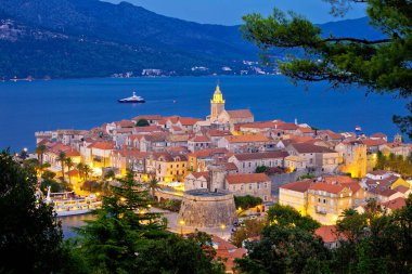 Gökyüzünden Korcula 'nın tarihi şehri akşam manzarası, Güney Dalmaçya ve Croati takımadalarındaki turizm beldesi