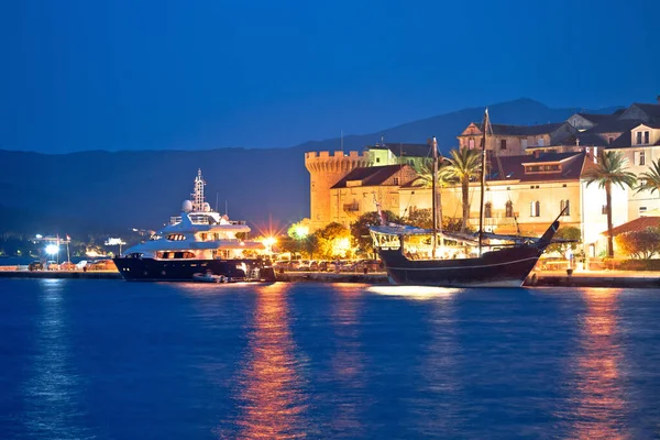 Yacht Και Ξύλινο Ιστιοφόρο Στο Λιμάνι Korcula Απογευματινή Θέα Νότιο — Φωτογραφία Αρχείου